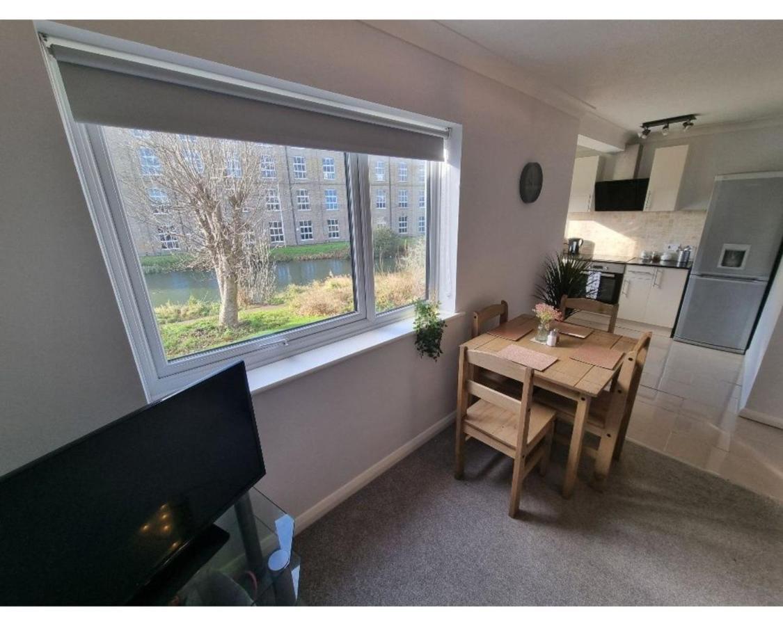 Canal Side Retreat - 2 Bedroom Apartment Heybridge  Extérieur photo